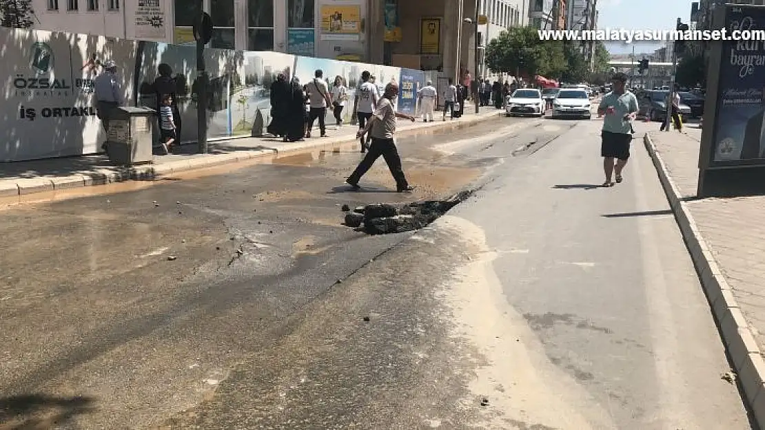 Elazığ'da su borusunun patlaması nedeni ile yol çöktü, ekipler anında çalışmalara başladı