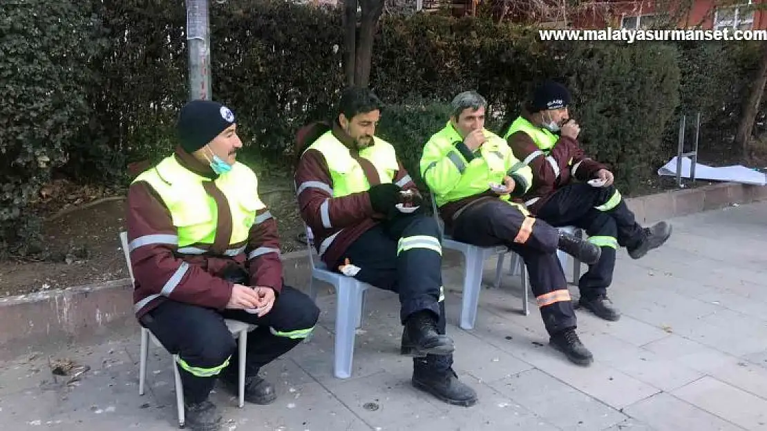 Elazığ'da temizlik görevlileri oturdu, öğrenciler caddeleri temizledi