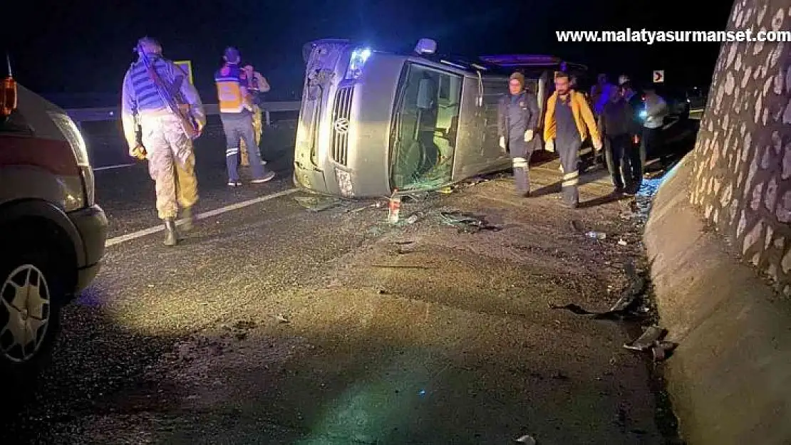 Elazığ'da transit yan yattı: 4 yaralı