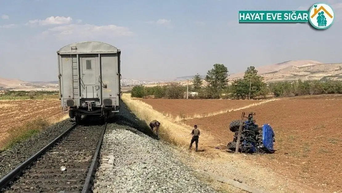 Elazığ'da tren kazası, traktör ikiye bölündü