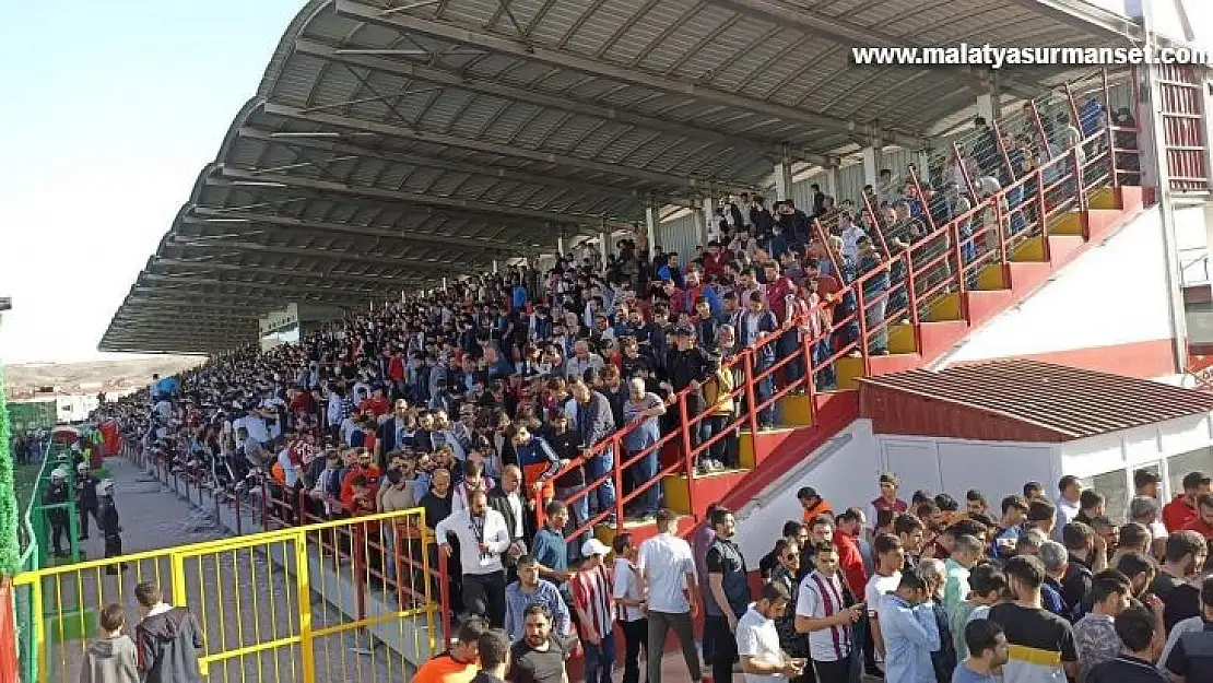 Elazığ'da tribünler, çatılar doldu taştı