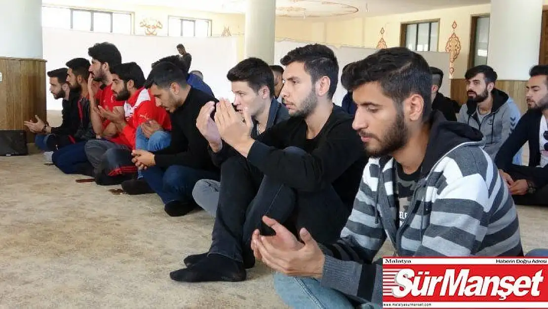 Elazığ'da üniversite öğrencileri şehitler için mevlit okuttu