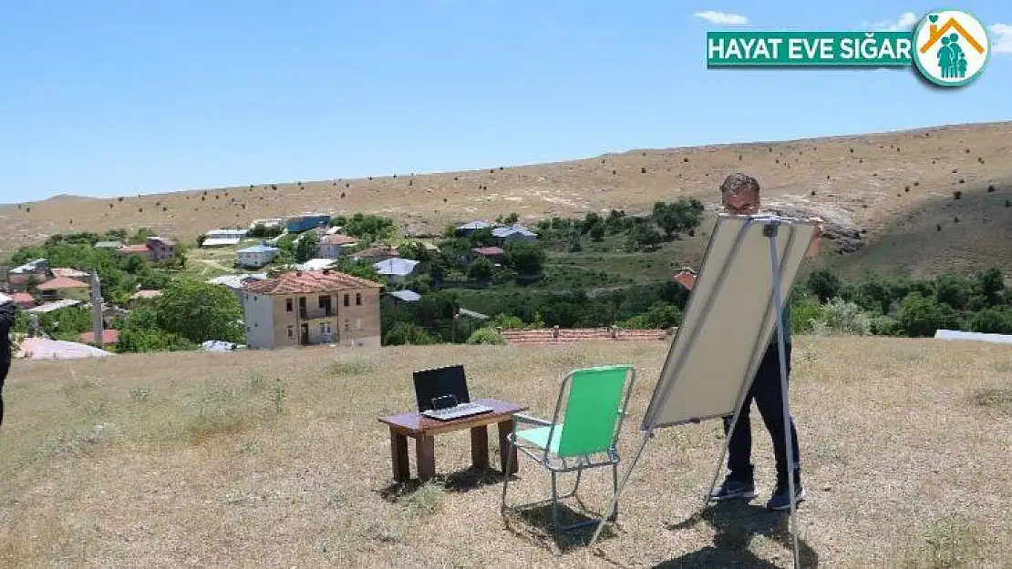 Elazığ'da vefalı öğretmen eğitimi, internet çeken tepeye taşıdı