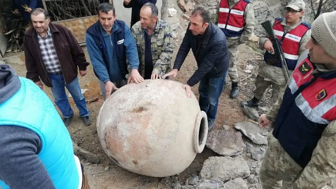 Elazığ'da yıkılacak evden 700 yıllık 'Tahıl Küpleri' çıktı