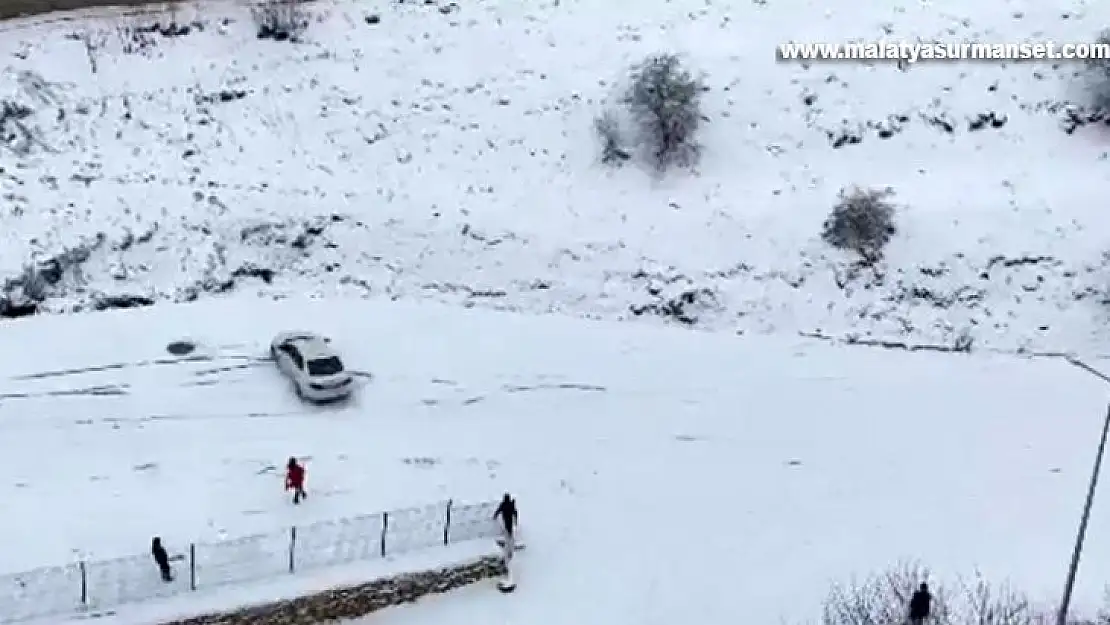 Elazığ'da yol buz pistine döndü, araçlar böyle kaydı