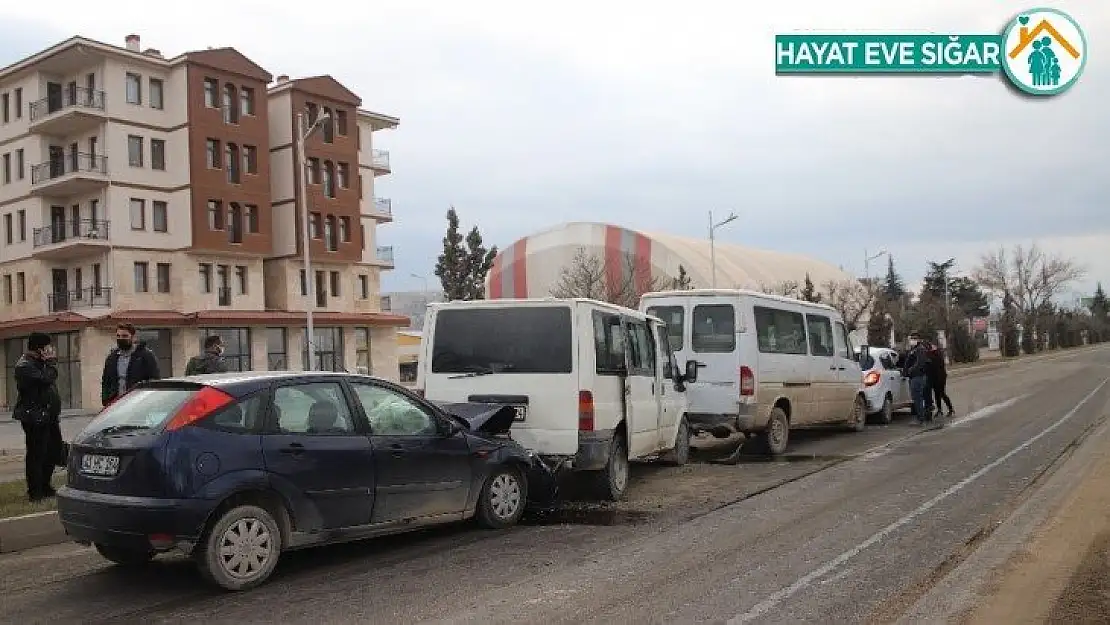 Elazığ'da zincirleme trafik kazası: 4 yaralı