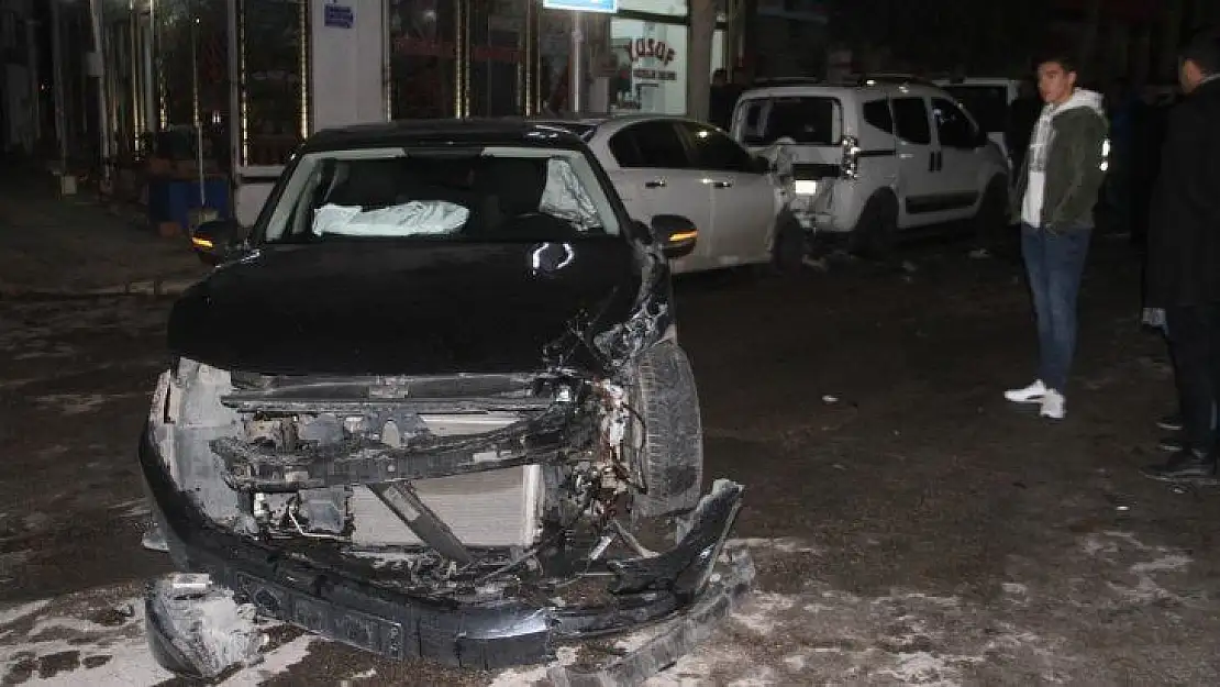 Elazığ'da zincirleme trafik kazası:4 yaralı