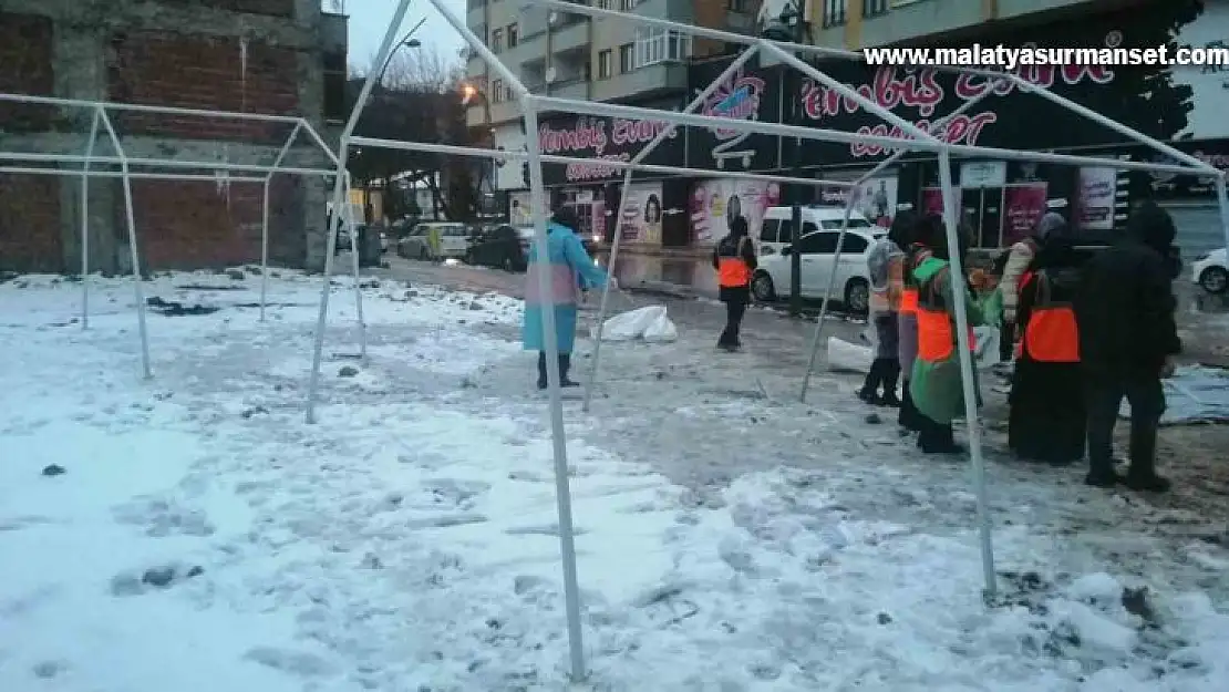 Elazığ'daki enkaz alanına çadırlar kuruluyor