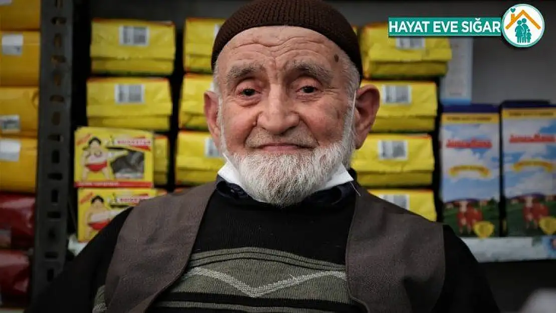 Elazığ'ın en yaşlı esnafı 85 yaşında işinin başına döndü