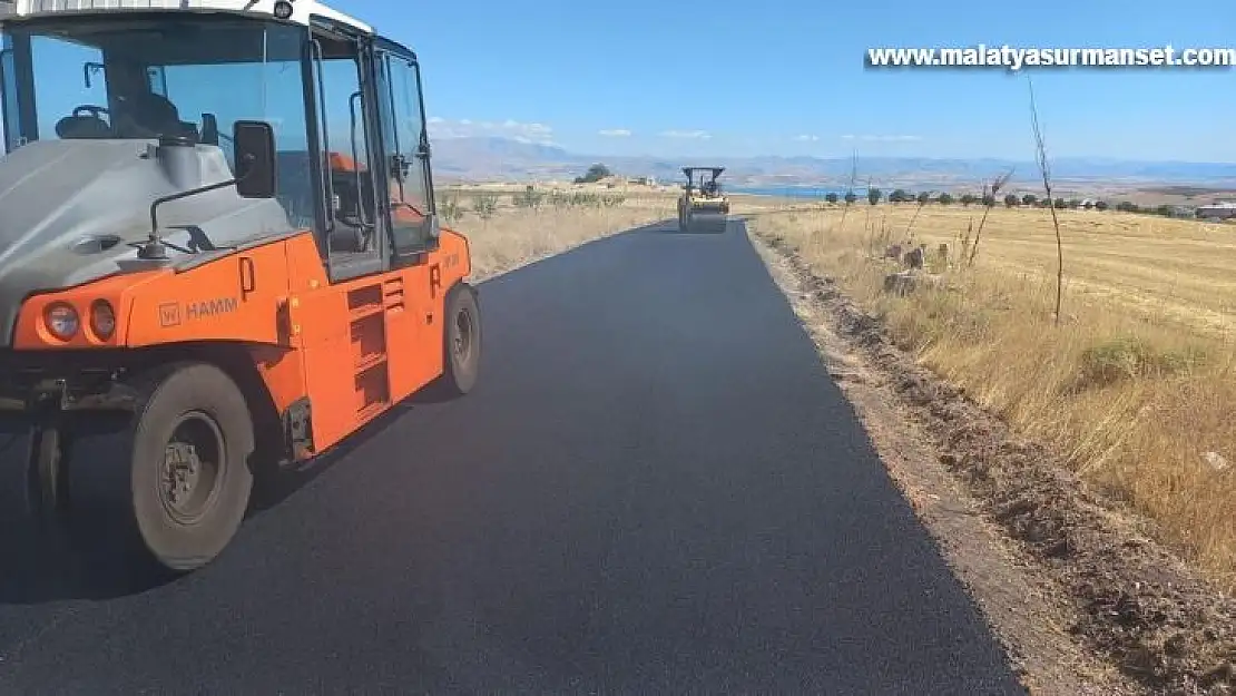 Elazığ'ın köy yollarında asfaltlama çalışması sürüyor