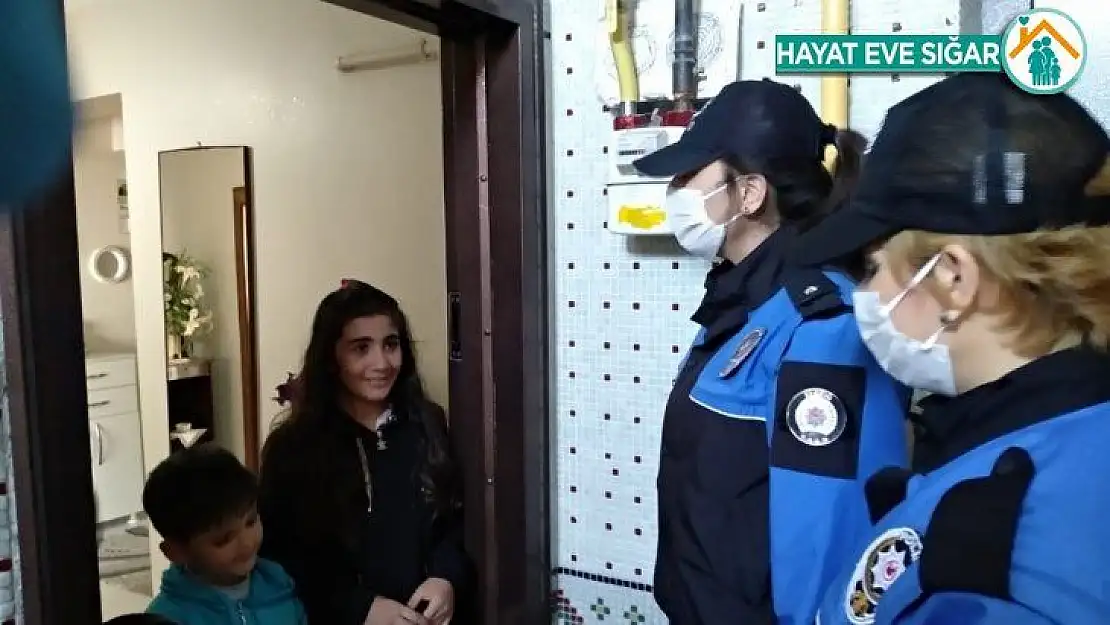 Elazığ polisinden, çocuklara kitap servisi