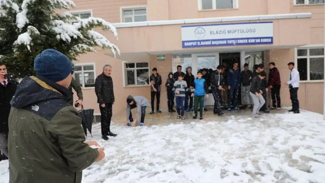 Elazığ Valisi Kaldırım, öğrencilerle kartopu oynadı