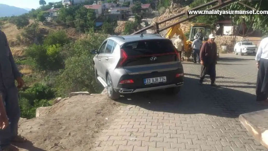 Elektrik direği uçurumdan yuvarlanmasına engel oldu