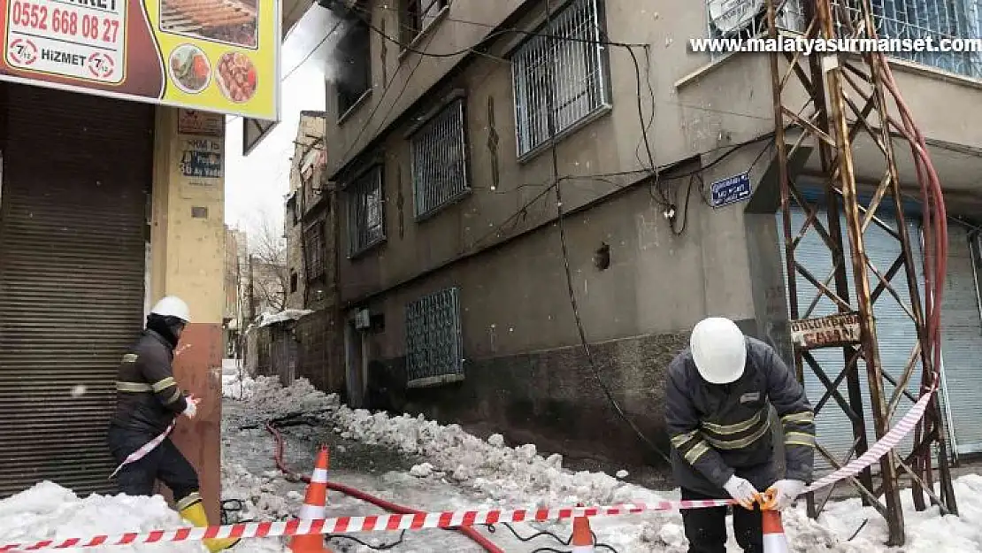 Elektrik kontağı evi yaktı, 2 kişi dumandan etkilendi