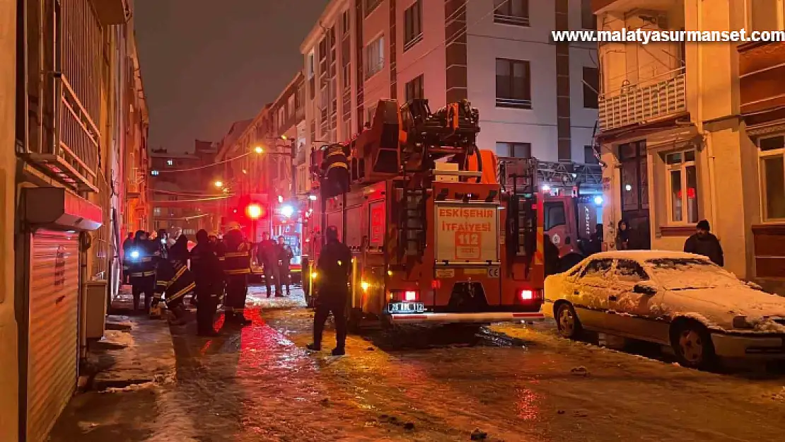 Elektrik tesisatından çıkan yangında 10 kişi hastanelik oldu