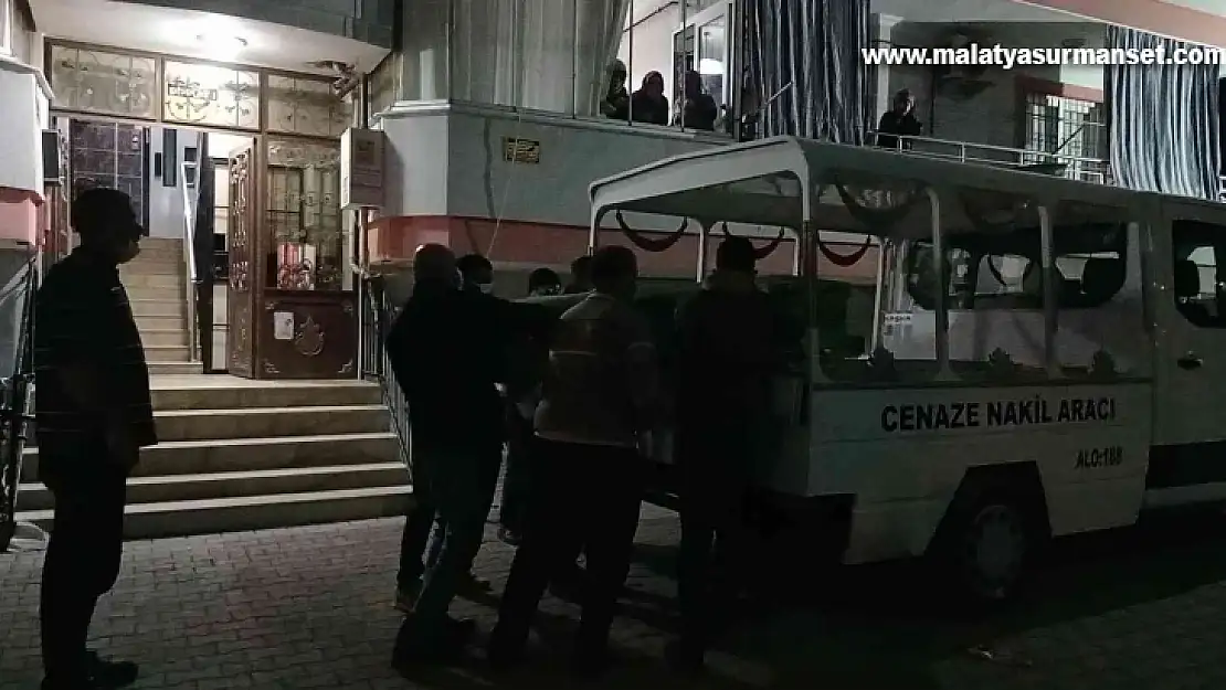 Emekli öğretmen evinde ölü bulundu