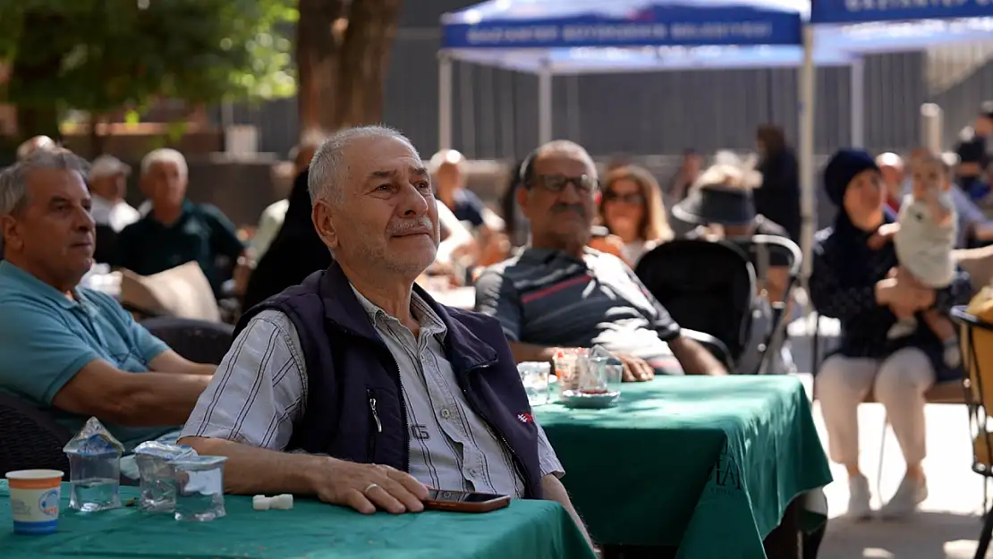 Emeklilerin Yeni Buluşma Noktası Çınar Ağaçları Altında Sıcak Sohbetler