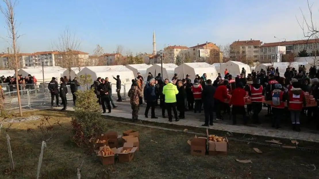 Emniyet Genel Müdürü Aktaş depremzedelere kumanya dağıttı