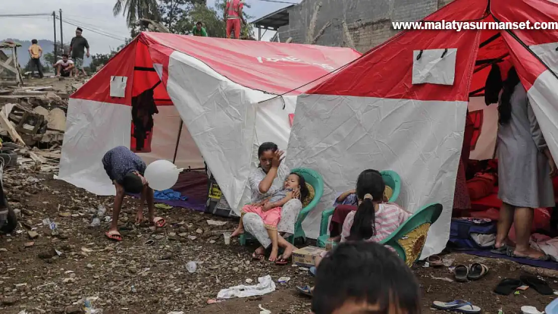 Endonezya'daki depremde hayatını kaybedenlerin sayısı 310'a yükseldi