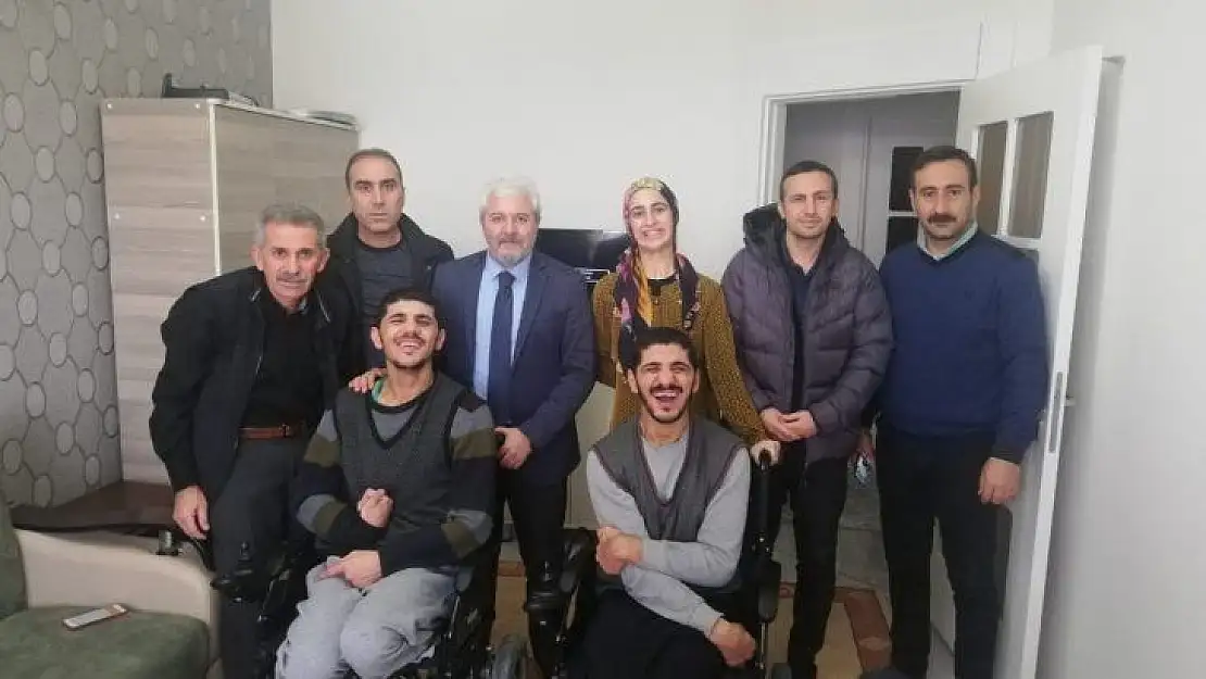 Engelli ikizlerin akülü araç mutluluğu