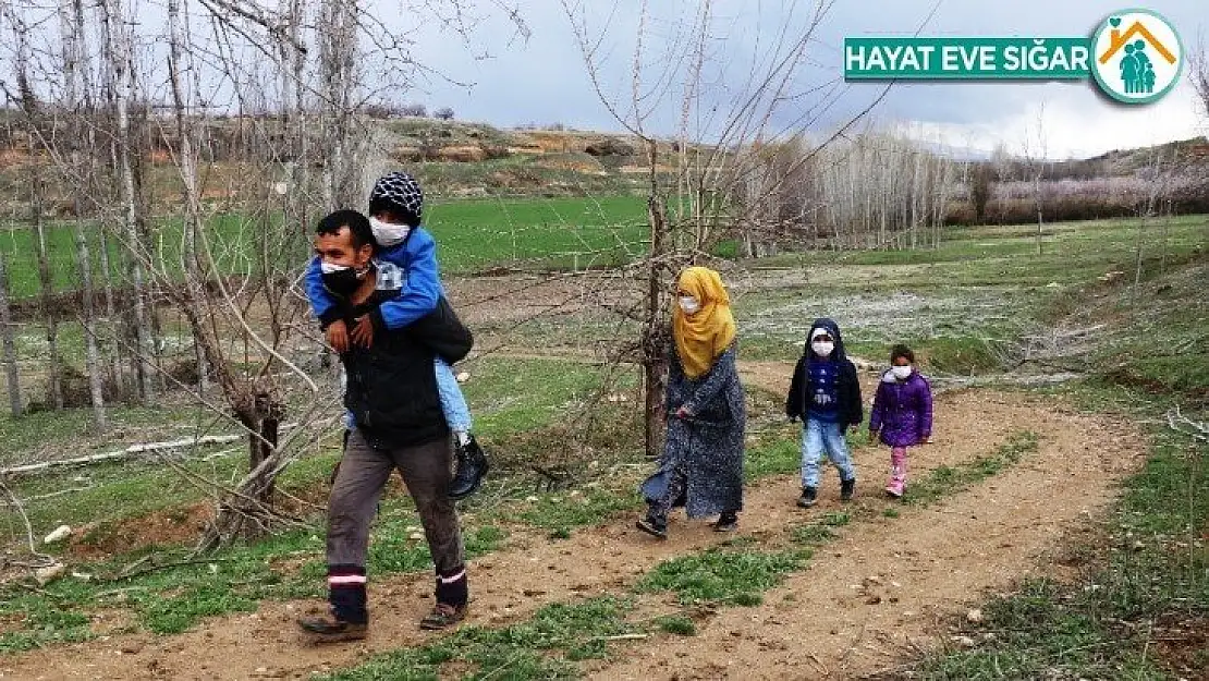 Engelli oğlunu sırtında taşıyarak okula götürüyor