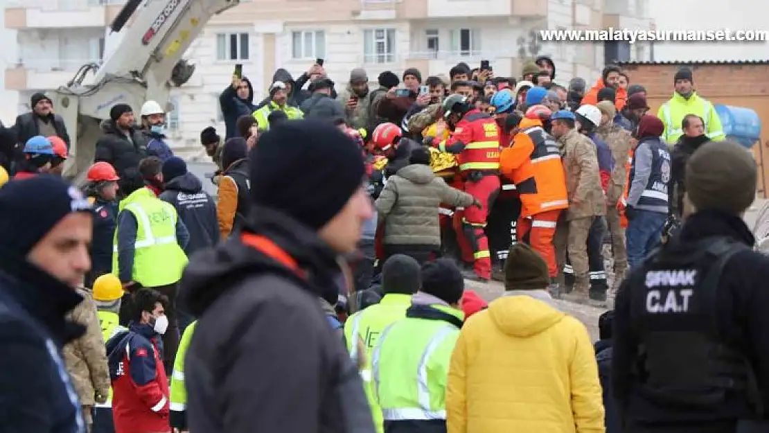 Enkazdan 106 saat sonra sağ çıkarılan Elif ilk isteği olan çantaya kavuştu