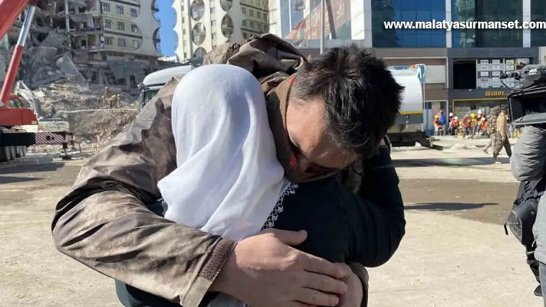 Enkazdan sağ çıktı, güvenlik güçlerine sarıldı