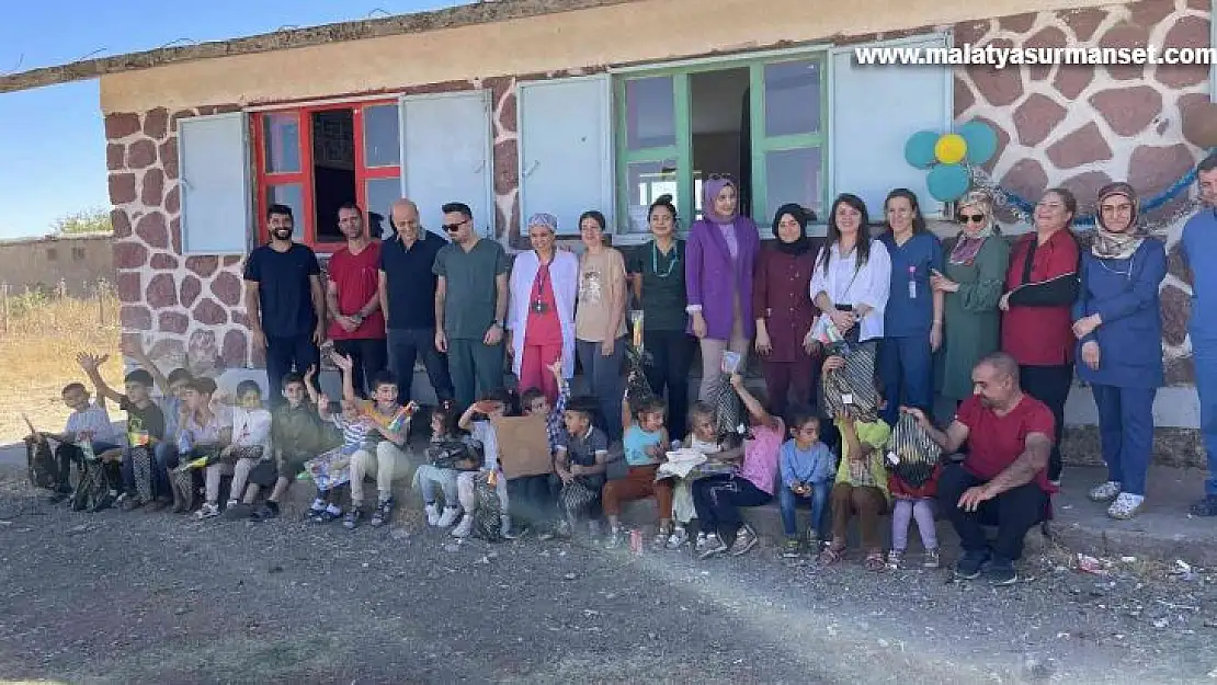 Ergani'de sağlık çalışanlarından çocuklara hediye