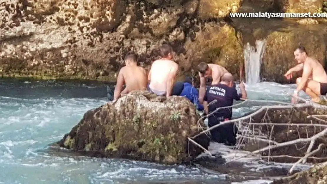 Erkek arkadaşıyla tartışan alkollü kadın Manavgat Şelalesi'nden aşağıya atladı