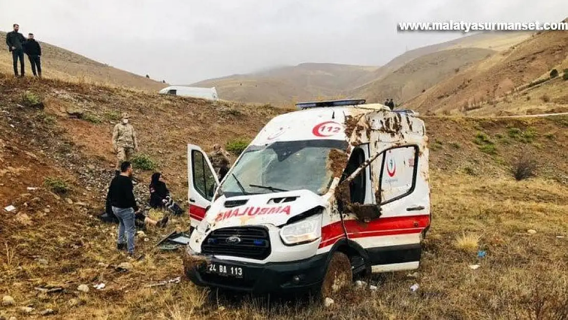 Erzincan'da ambulansın devrilmesi sonucu 3 sağlık görevlisi yaralandı