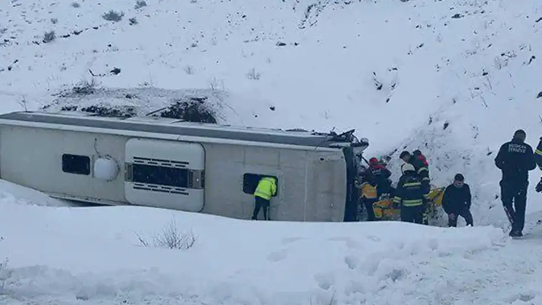 Erzincan'da devrilen otobüsün şoförü hayatını kaybetti