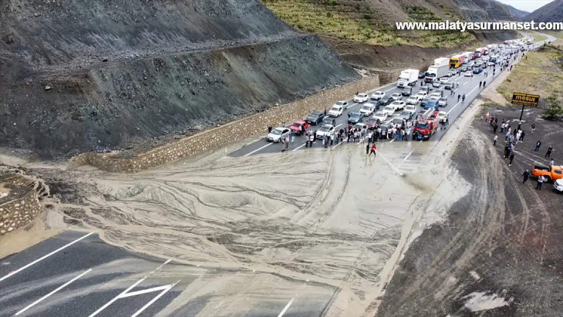 Erzincan-Sivas kara yolu heyelan nedeniyle ulaşıma kapatıldı