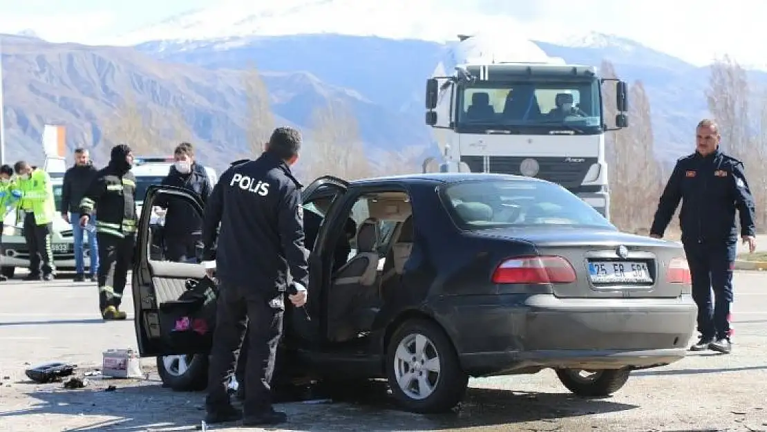 Erzincan'da çekiciyle otomobil çarpıştı: 3 yaralı