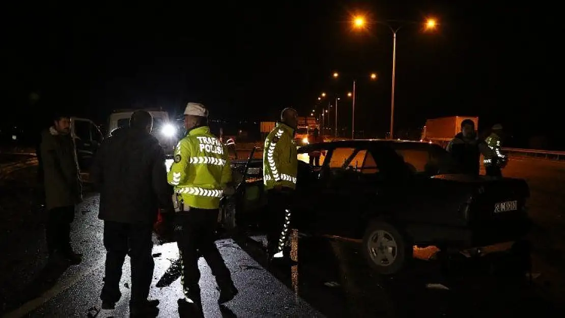 Erzincan'da iki otomobil çarpıştı 1 ölü, 2 yaralı