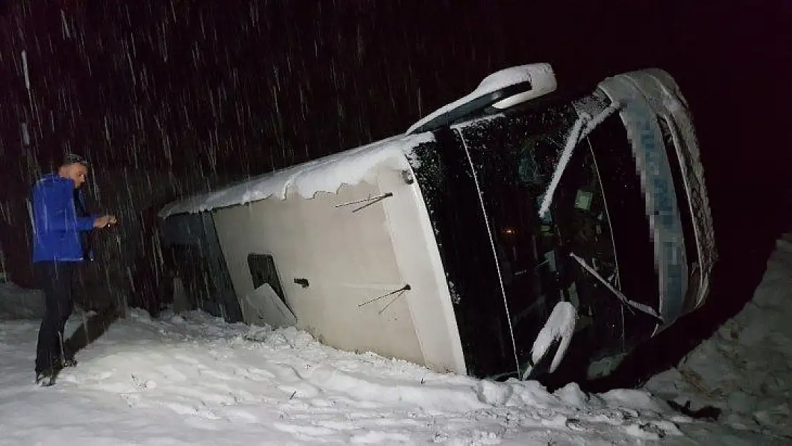 Erzincan'da yolcu otobüsü devrildi  16 yaralı