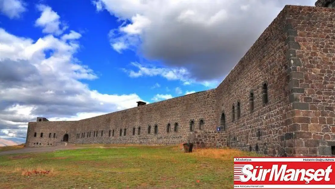 Erzurum'da bir kadın Tarihi Aziziye Tabyası'nda yarı çıplak poz verdi