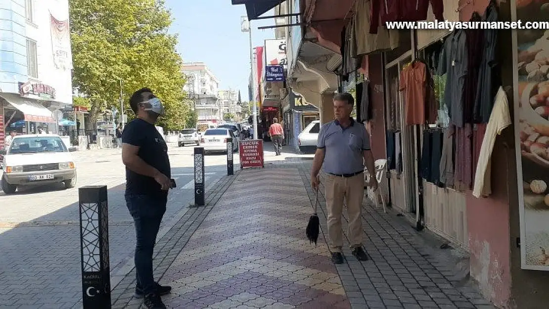 Eşek arıları esnafın başına bela oldu, ne yaptılarsa kurtulamadılar