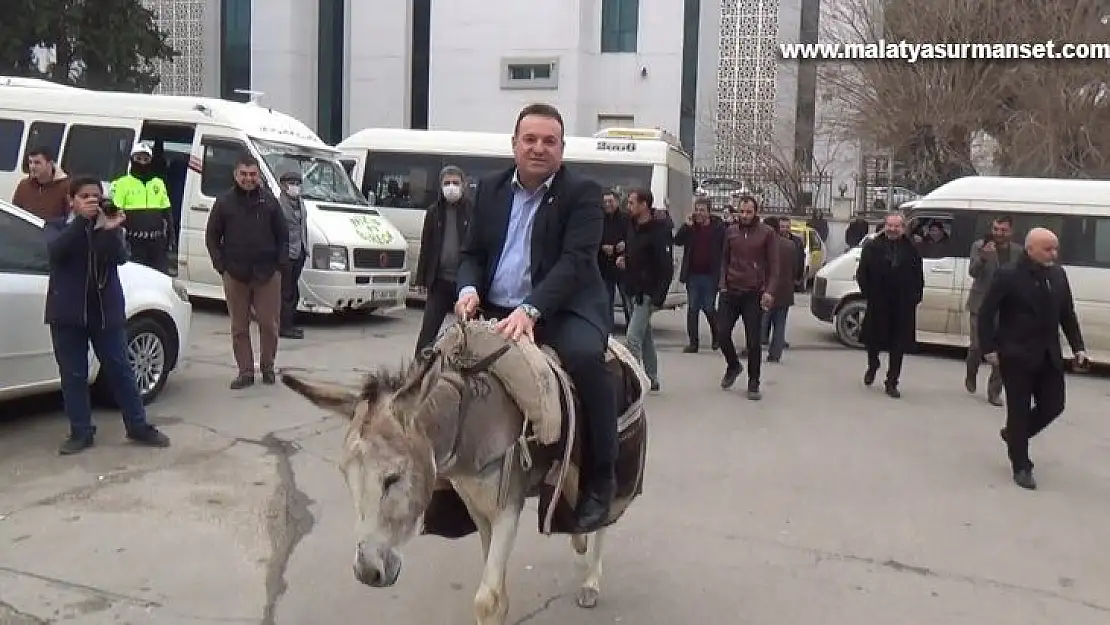 Eşekli protesto, başkanın sırtüstü yere düşmesi ile sona erdi