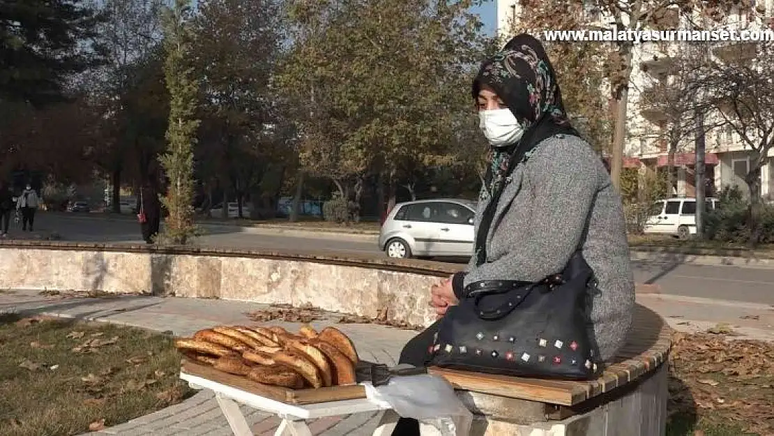 Eşi hastalanınca simit tablasını alıp sokağa çıktı, evinin hem annesi hem de babası oldu