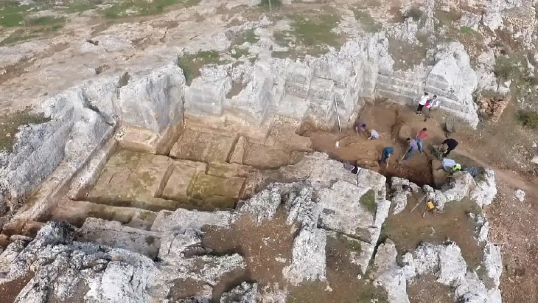 Eski taş ocağındaki kazıda 54 çocuğa ait mezarlık bulundu