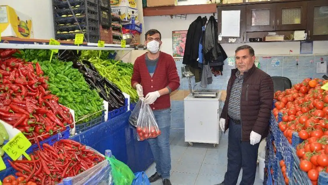 Esnaflar da 65 yaş üstü vatandaşa yardımcı oluyor