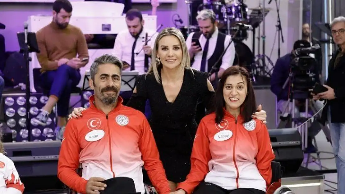 Esra Erol'a engellilere yardımlarından dolayı plaket