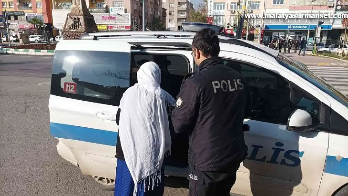 Evinin yolunu unutan yaşlı kadının yardımına polis yetişti