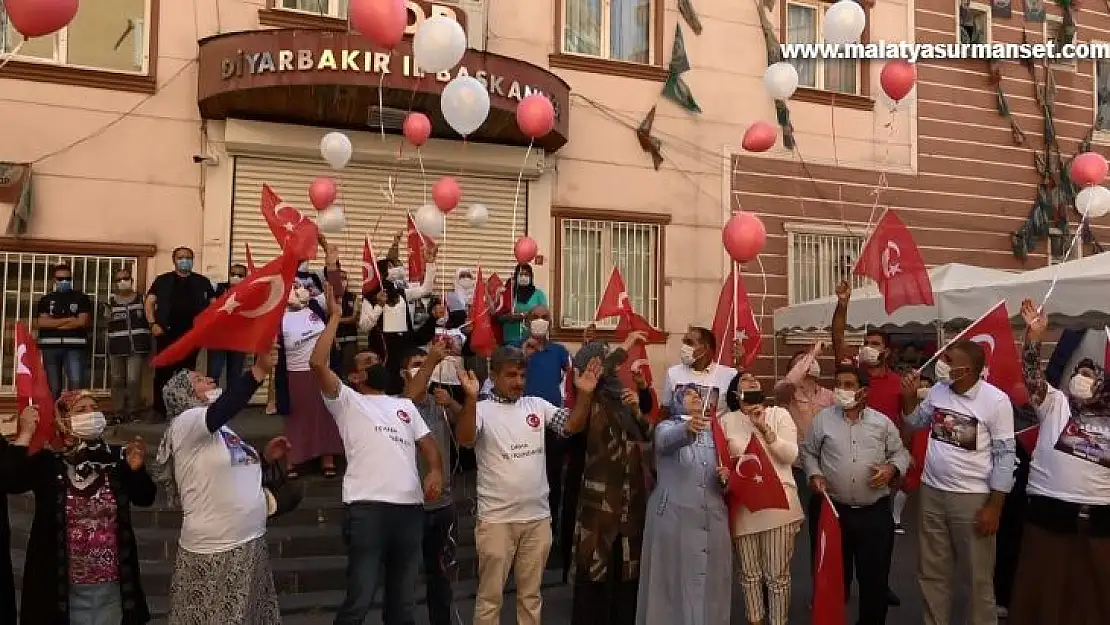 Evlat nöbetindeki aileler HDP önünde 30 Ağustos Zafer Bayramını kutladı