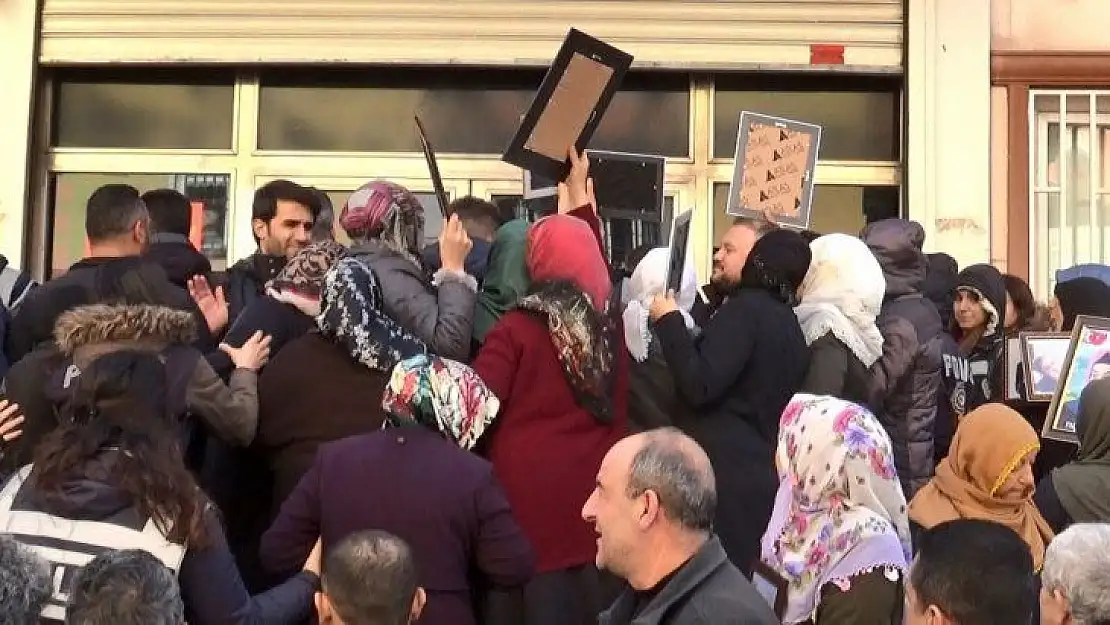 Evlat nöbetindeki aileler, HDP binası önünde 'kahrolsun PKK ve HDP' sloganı atıp, binanın camlarını kırdı