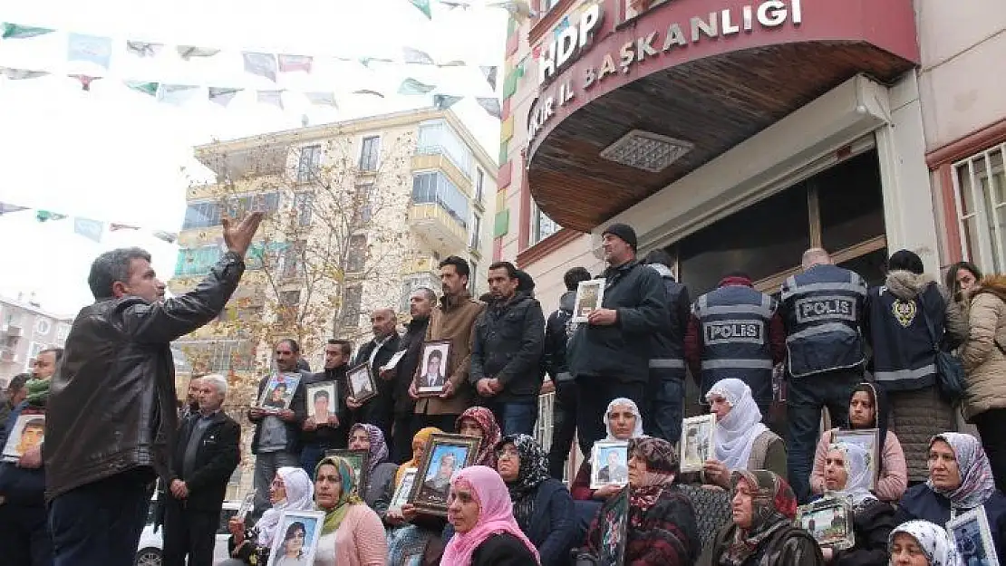 Evlat nöbetindeki ailelerden 'Kahrolsun HDP, kahrolsun PKK' sloganı