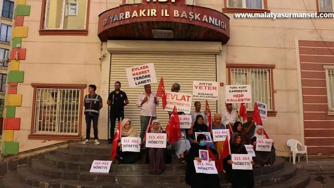 Evlat nöbetindeki ailelerin oturma eylemine bir aile daha katıldı