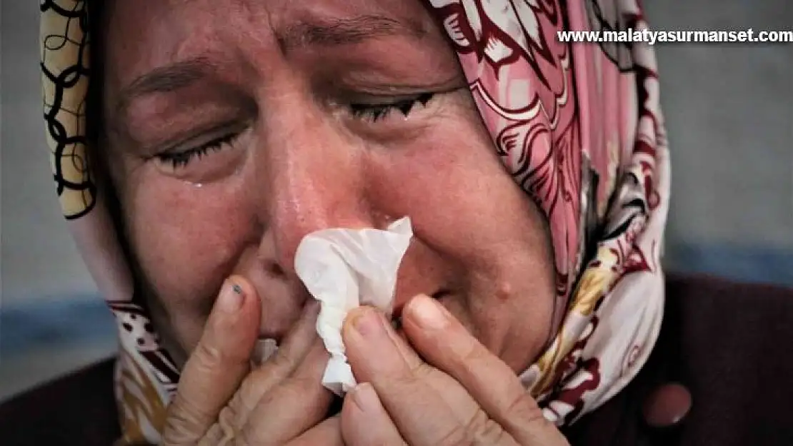 Evlat nöbetindeki anne çocuğunun fotoğrafına bakıp gözyaşı döküyor