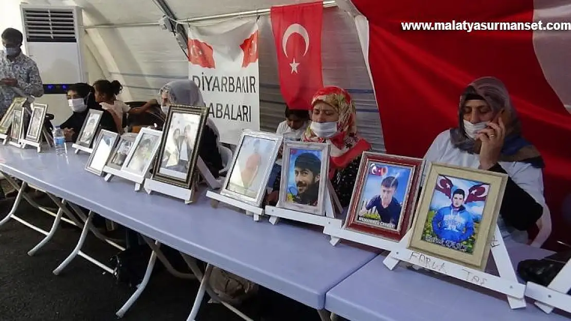 Evlat nöbetindeki gözü yaşlı anne, oğluna Türkçe ve Kürtçe 'teslim ol' çağrısında bulundu