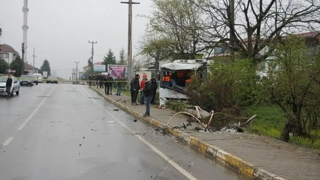 Fabrika servisi trafik kazası yaptı: 1 ölü 7 yaralı